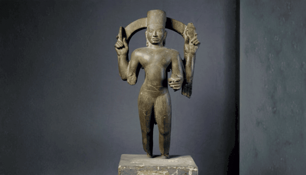 The 7th-8th century sandstone elephant statue features a straight gaze, curled trunk, and Cham-style carvings, including a diamond motif (Source: Bảo tàng mỹ thuật TPHCM)